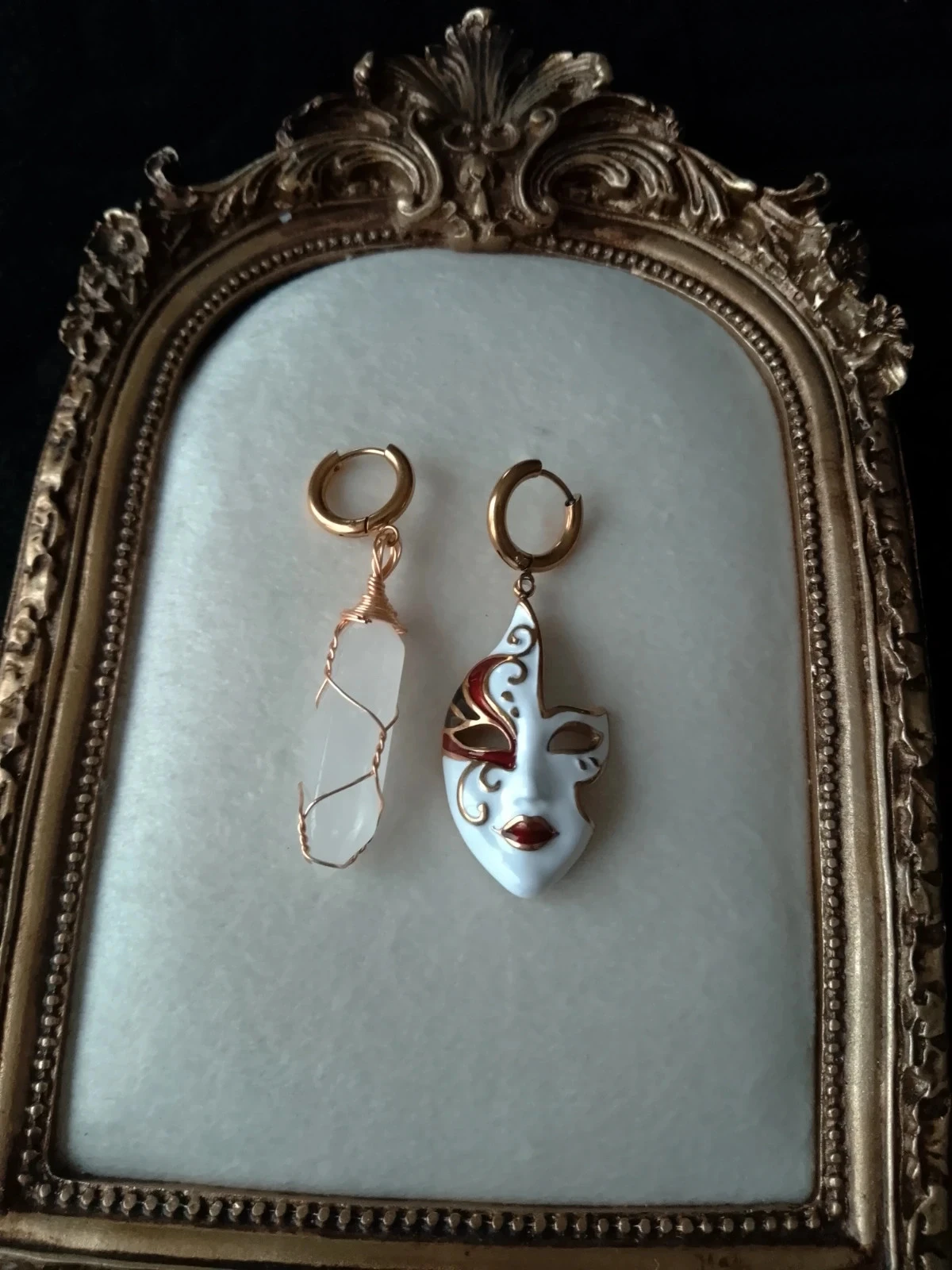 Boucles d'oreilles bohèmes asymétriques masque carnaval et pierre de cristal de roche